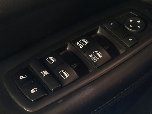 Used 2018 Jeep Grand Cherokee Laredo AWD/4WD image 27