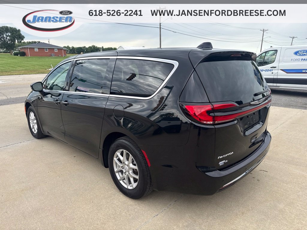 Used 2025 Chrysler Pacifica Select FWD image 4