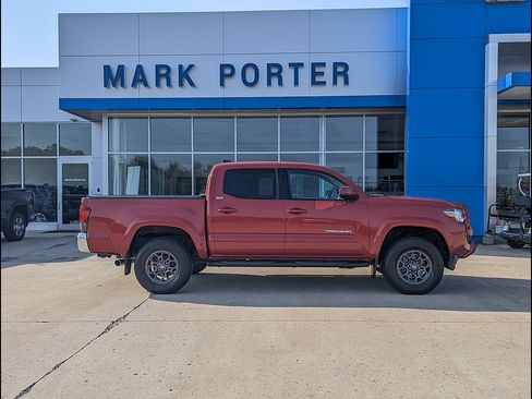 Used 2018 Toyota Tacoma SR5 AWD/4WD image 6