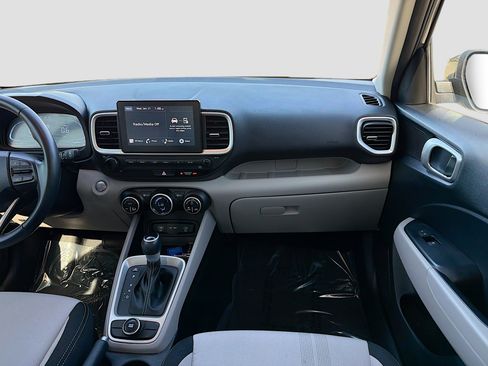 Used 2024 Hyundai Venue SEL image 17