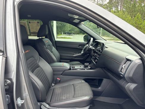 Used 2025 Nissan Pathfinder Rock Creek AWD/4WD image 32