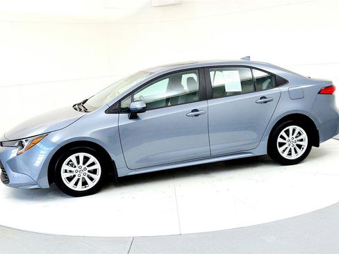 Used 2023 Toyota Corolla LE image 3