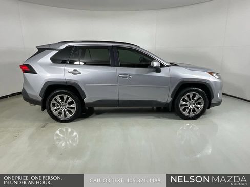 Used 2020 Toyota RAV4 XLE Premium FWD image 5