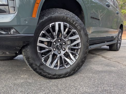 Used 2025 Chevrolet Suburban Z71 w/ Comfort Package image 37