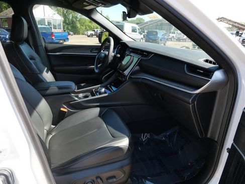 Used 2025 Jeep Grand Cherokee Limited w/ Black Appearance Package AWD/4WD image 11