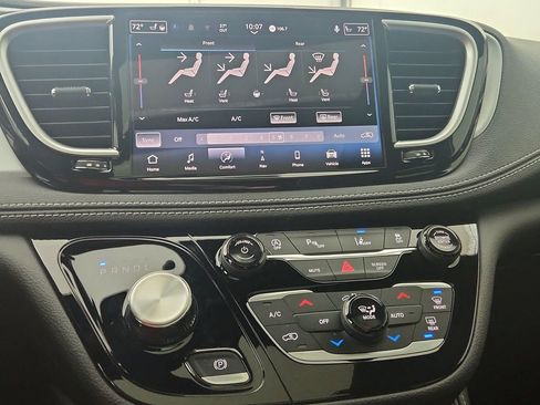 New 2026 Chrysler Pacifica Limited image 19