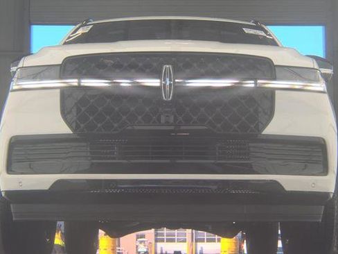 Used 2025 Lincoln Navigator L Reserve w/ Jet Appearance Package image 2