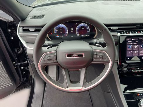 New 2025 Jeep Grand Cherokee L Laredo image 4