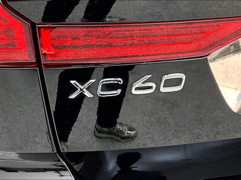 Certified 2025 Volvo XC60 B5 Plus image 40