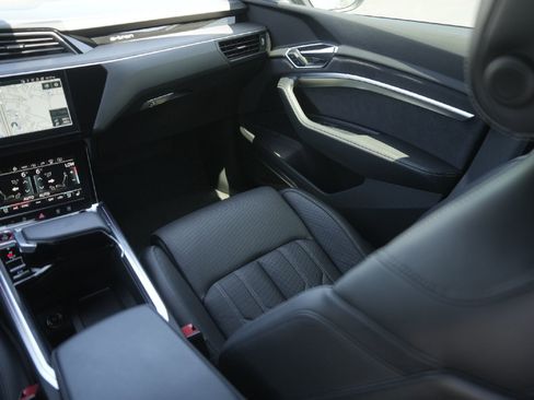 Certified 2023 Audi e-tron S Prestige image 26