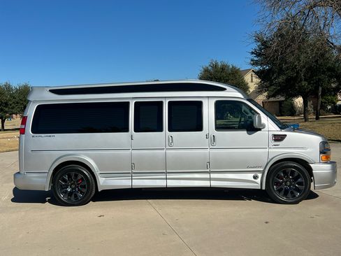 Used 2023 Chevrolet Express 2500 Extended image 6