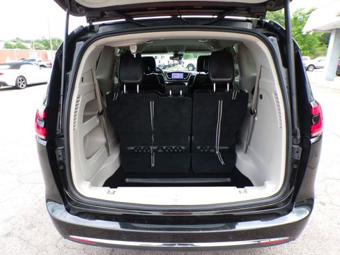 Used 2023 Chrysler Pacifica Touring-L FWD image 9
