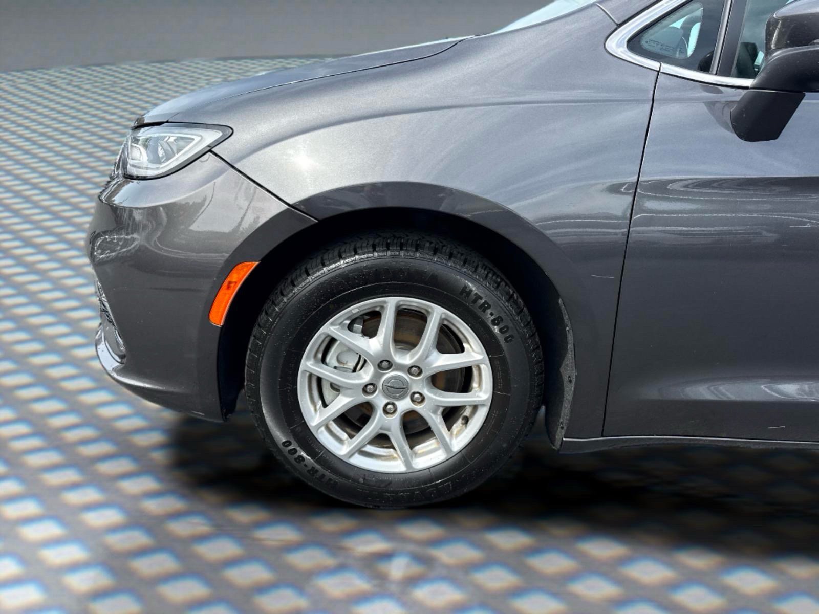 Used 2023 Chrysler Pacifica Touring-L FWD image 10