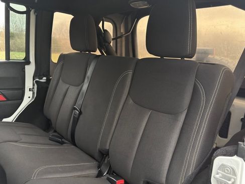 Used 2016 Jeep Wrangler Unlimited Sahara w/ Connectivity Group AWD/4WD image 16