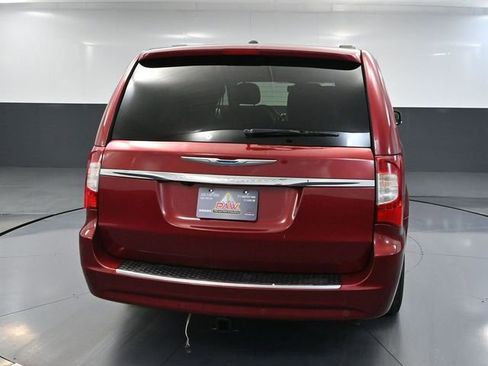 Used 2016 Chrysler Town & Country Touring-L FWD image 6