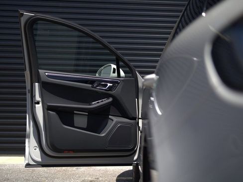 Certified 2025 Porsche Macan Turbo image 23