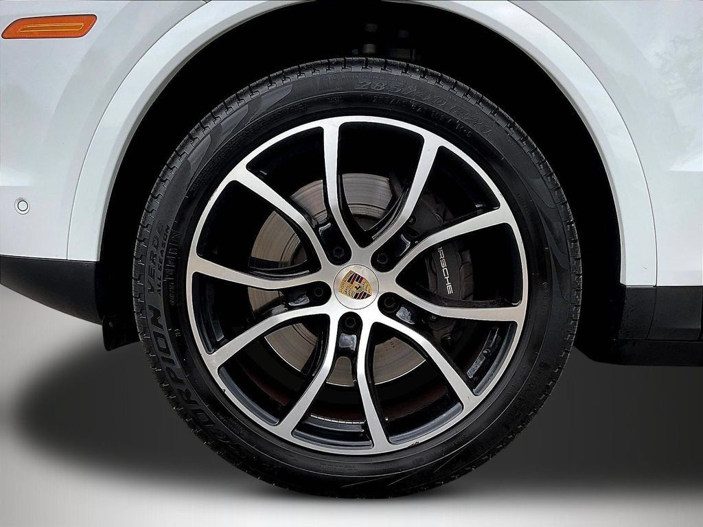 Used 2022 Porsche Cayenne AWD/4WD image 32