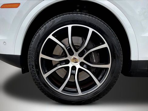 Used 2022 Porsche Cayenne AWD/4WD image 32