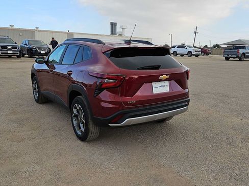 Used 2025 Chevrolet Trax LT w/ LT Convenience Package FWD image 6