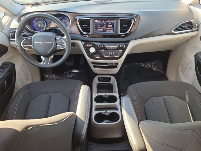 Used 2023 Chrysler Voyager LX FWD image 9