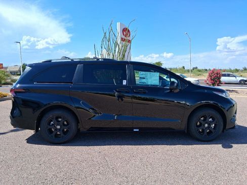 New 2026 Toyota Sienna XLE Woodland Edition AWD/4WD image 6