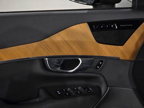 Used 2022 Volvo XC90 T6 Momentum w/ Advanced Package image 17