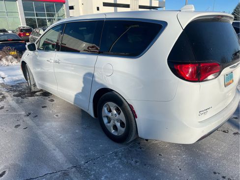 Used 2018 Chrysler Pacifica Touring Plus image 3