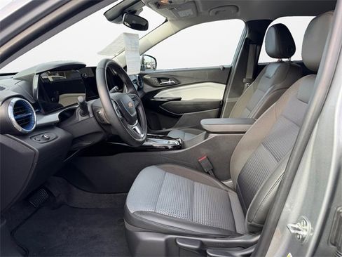 Used 2025 Chevrolet Trax LT w/ LT Convenience Package image 9