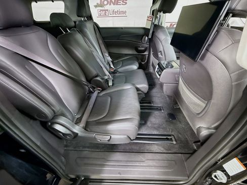 Used 2025 Kia Carnival SX FWD image 33