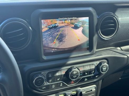 Used 2023 Jeep Wrangler Altitude image 31