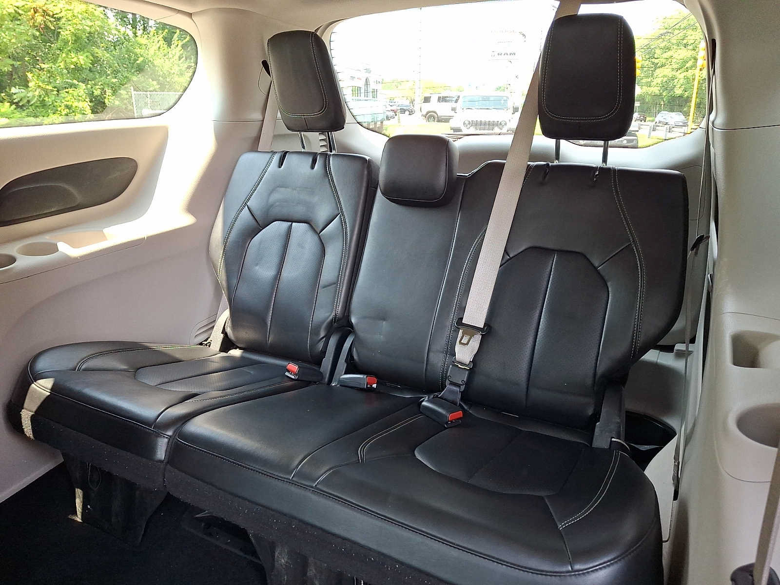 Used 2023 Chrysler Pacifica Touring-L FWD image 10