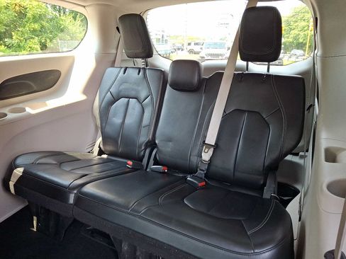Used 2023 Chrysler Pacifica Touring-L FWD image 10
