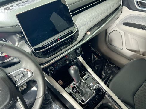 Used 2024 Jeep Compass Latitude image 23