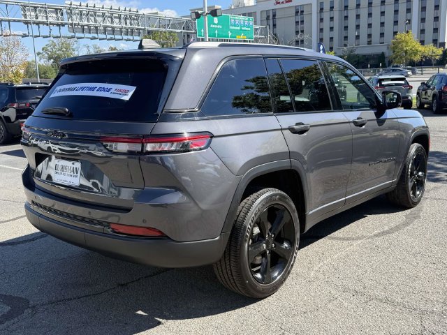 Used 2023 Jeep Grand Cherokee Altitude AWD/4WD image 3