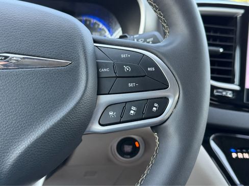 Used 2024 Chrysler Pacifica Touring-L FWD image 25