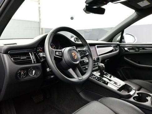 Certified 2025 Porsche Macan AWD/4WD image 4
