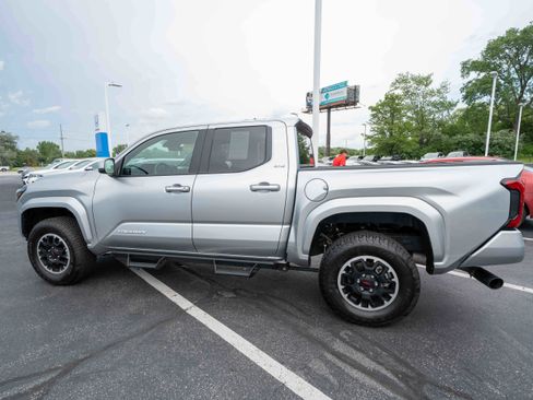 Used 2025 Toyota Tacoma SR5 AWD/4WD image 4