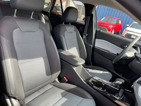 Used 2025 Chevrolet Trax LT image 35