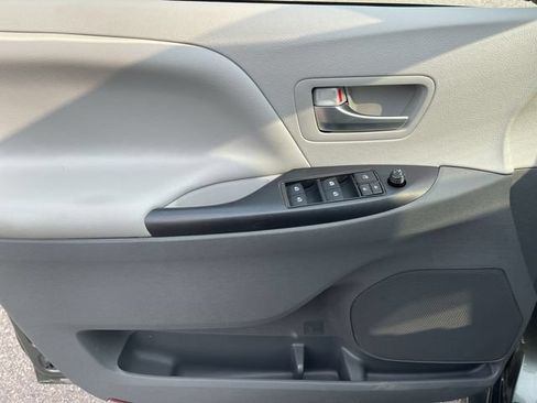 Used 2020 Toyota Sienna LE FWD image 12
