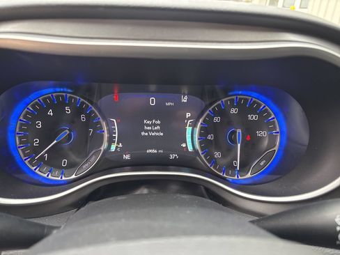 Used 2023 Chrysler Pacifica Touring-L FWD image 14