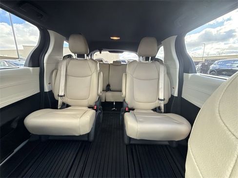 Used 2022 Toyota Sienna XLE image 22