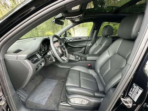 Certified 2025 Porsche Macan image 7