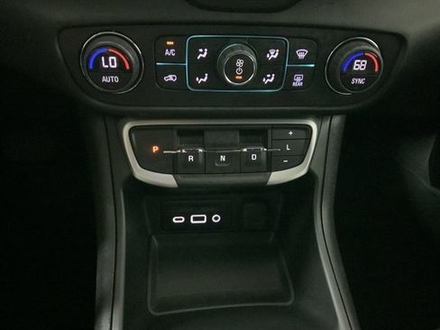 Used 2024 GMC Terrain SLT image 40