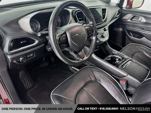 Used 2022 Chrysler Pacifica Limited w/ Uconnect Theater Family Group image 9