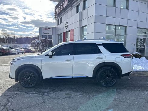 Used 2023 Nissan Pathfinder Platinum w/ Black Appearance Package image 5