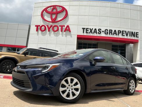 Used 2025 Toyota Corolla LE FWD image 2