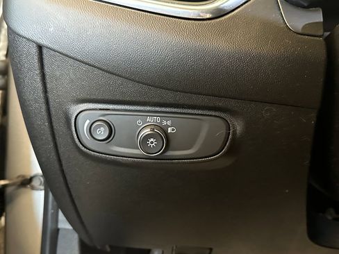 Used 2019 Chevrolet Equinox LT AWD/4WD image 17