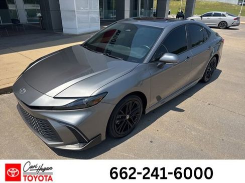 Used 2025 Toyota Camry SE w/ Convenience Package FWD image 1