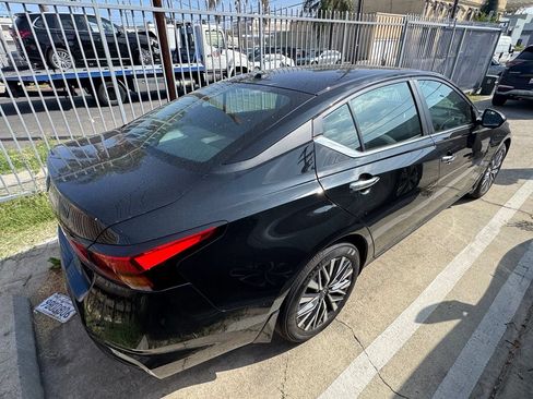 Used 2025 Nissan Altima 2.5 SV w/ SV Premium Package FWD image 4