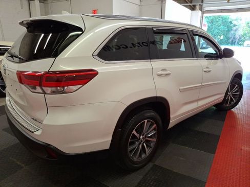 Used 2018 Toyota Highlander AWD V6 image 11